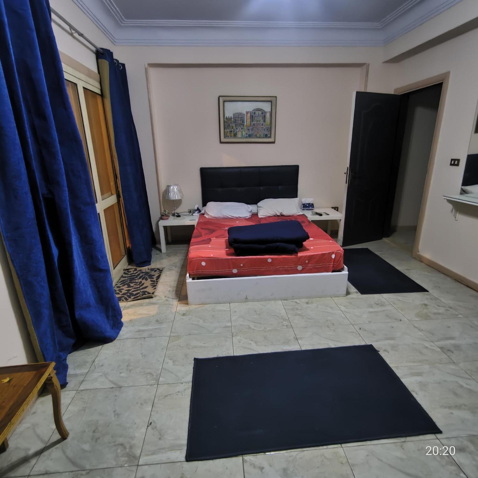 Heart Gem Attached To A Balcony With Airport View Only Book Through App, Please Contact Us On Our Phone Number Provided On Booking, After Confirming Your Booking, So We Check In, Contacting Us Is A Must, Thank Casa de hóspedes