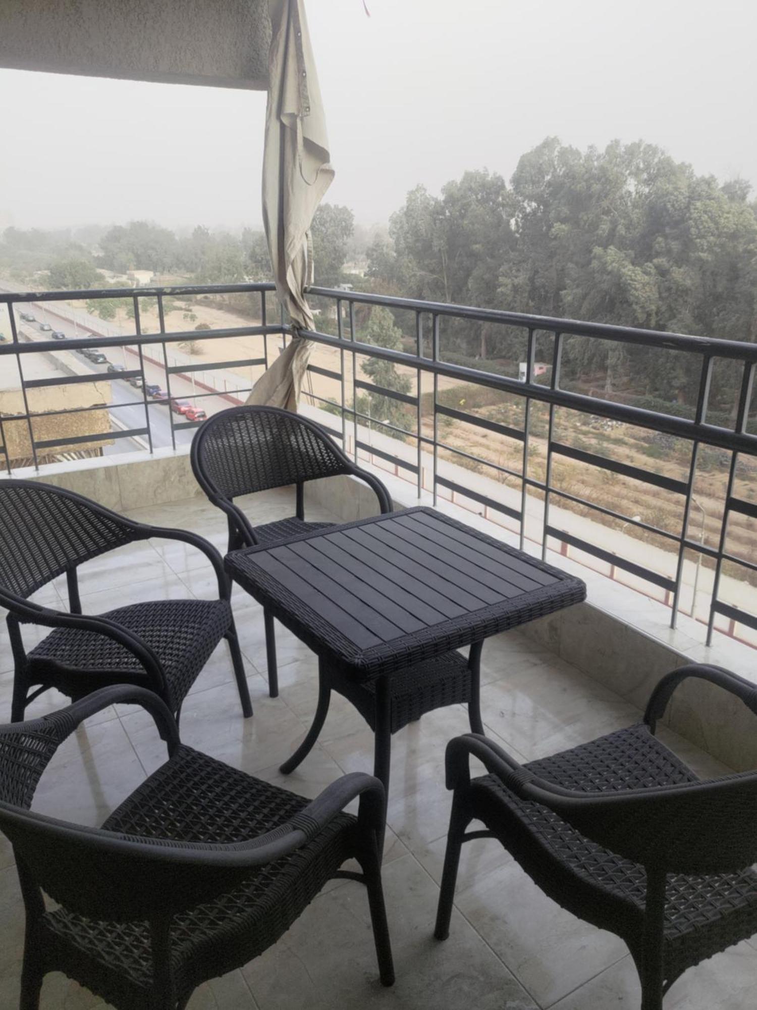 Heart Gem Attached To A Balcony With Airport View Only Book Through App, Please Contact Us On Our Phone Number Provided On Booking, After Confirming Your Booking, So We Check In, Contacting Us Is A Must, Thank Casa de hóspedes *