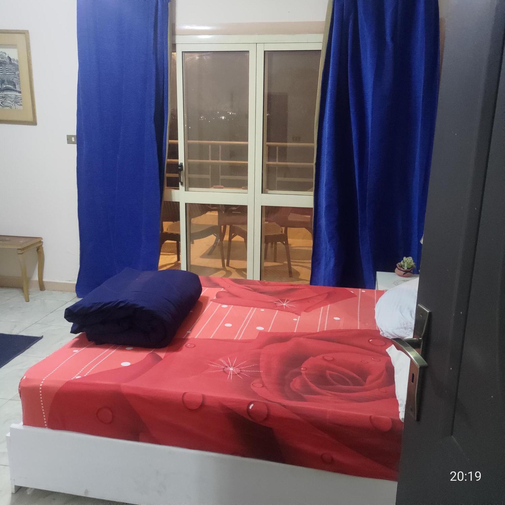 Heart Gem Attached To A Balcony With Airport View Only Book Through App, Please Contact Us On Our Phone Number Provided On Booking, After Confirming Your Booking, So We Check In, Contacting Us Is A Must, Thank Casa de hóspedes